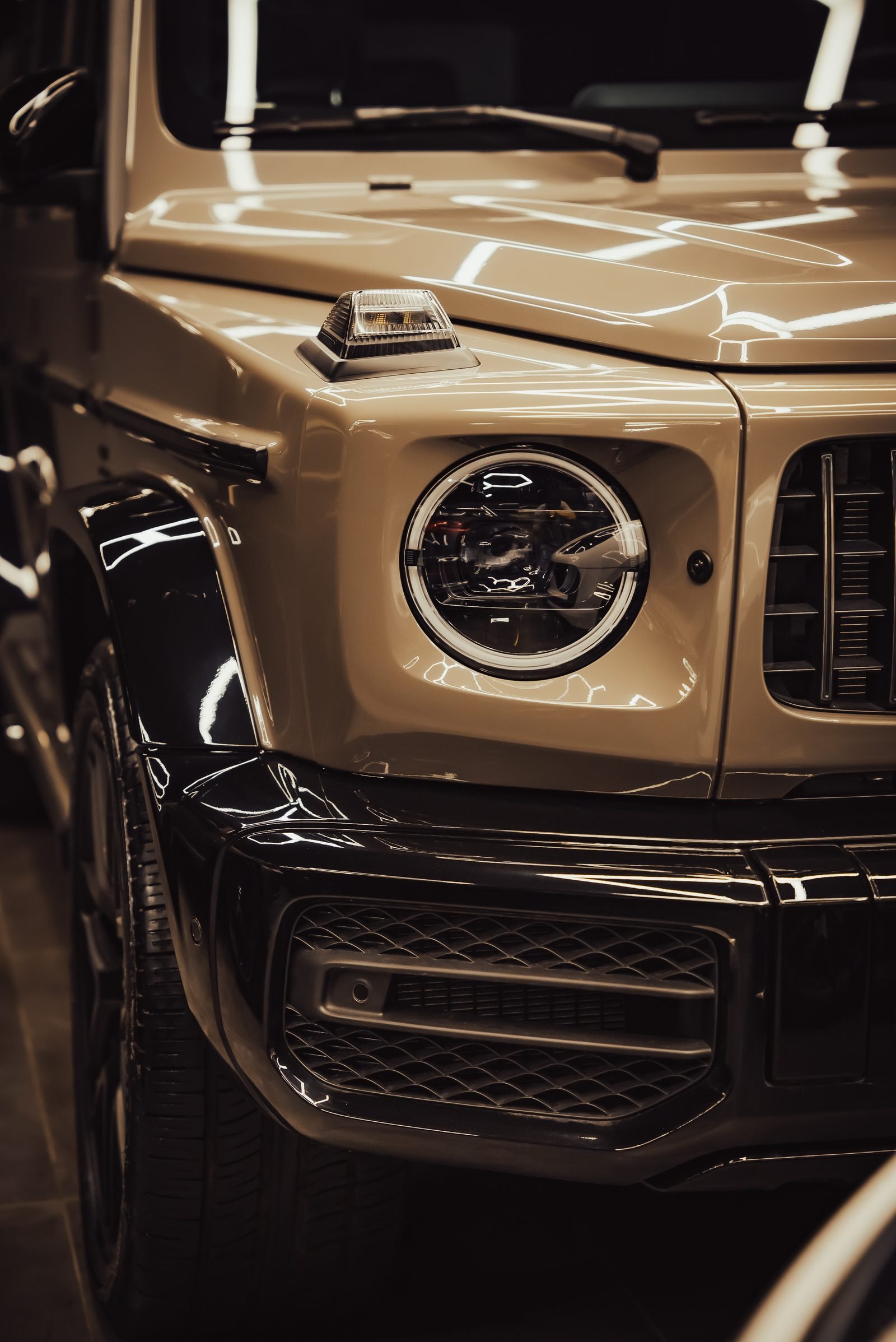 Square sand-coloured off-roader front with a round headlamp, low light